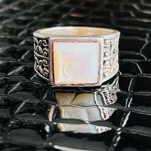 VINTAGE PRINCESS CUT MOTHER OF PEARL 825 SILVER WIDE BAND FILIGREE RING